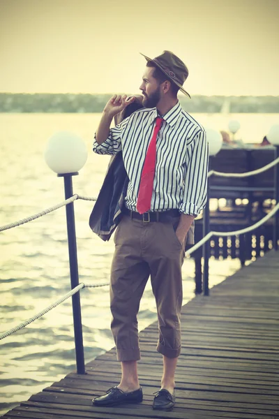 Homme Chemise Rayée Cravate Cuir Rouge Sur Jetée — Photo