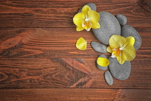 Spa kamienie z orchidei — Zdjęcie stockowe