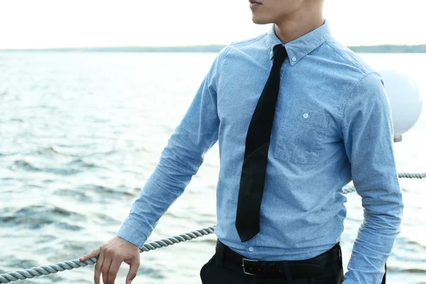 Uomo Camicia Blu Cravatta Pelle Nera Sul Molo — Foto Stock