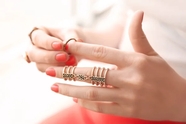 Belos anéis em dedos femininos — Fotografia de Stock
