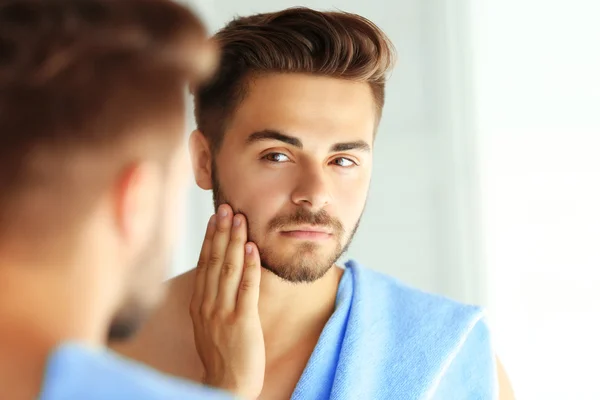 Hombre guapo sin afeitar — Foto de Stock