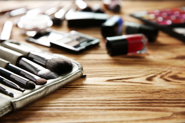 Acessórios de maquilhagem profissional na mesa — Fotografia de Stock