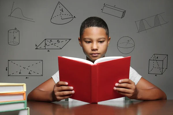 Niño Afroamericano Estudiando Mesa Con Figuras Geométricas Sobre Fondo Gris — Foto de Stock