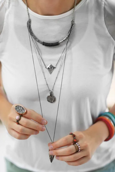 Mujer con hermosos accesorios, al aire libre — Foto de Stock