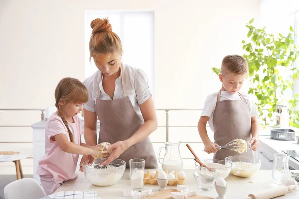 Młoda matka i dzieci wyrabiania ciasta — Zdjęcie stockowe