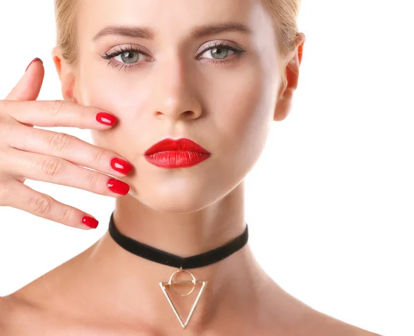 Kvinna med trendiga choker — Stockfoto