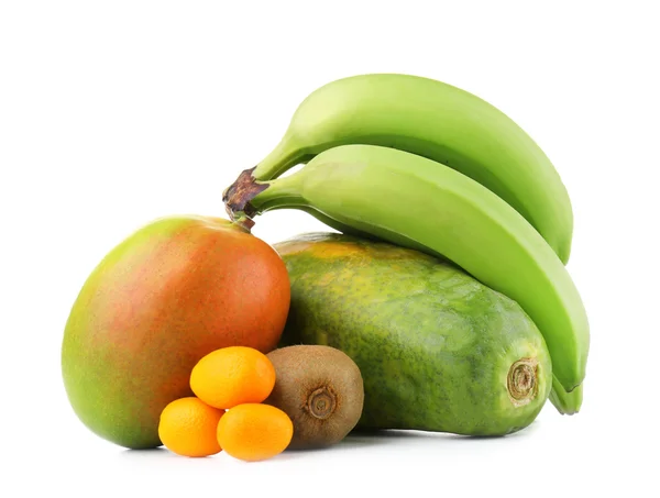 Egzotikus gyümölcsök: mangó, banán, papaya, kiwi és elszigetelt fehér kumquats — Stock Fotó