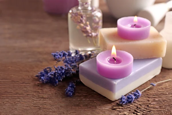 Composição bonita do spa com lavanda na mesa de madeira — Fotografia de Stock