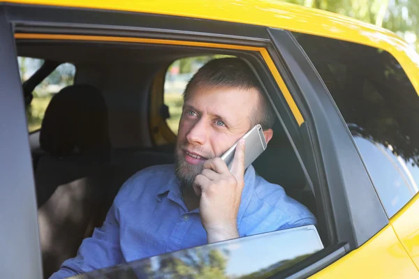 Beau Homme Parlant Téléphone Dans Voiture — Photo