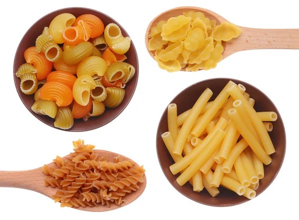 Pasta in cucchiai di legno e ciotole isolate su bianco — Foto Stock