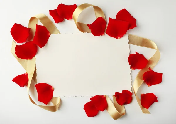 Pétalas de flor com fita de seda e cartão isolado em branco — Fotografia de Stock