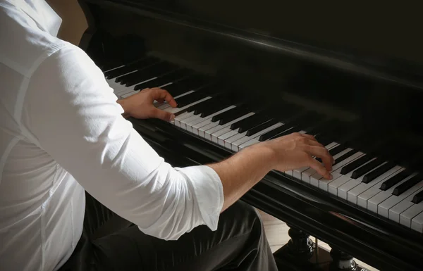 Мужские руки играют на пианино — стоковое фото