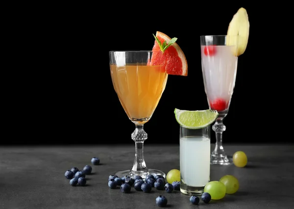 Delicious cocktails with berries on gray table — Stock Photo, Image