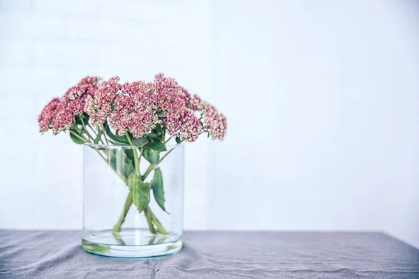 テーブルの上の美しい花の花束花瓶 — ストック写真