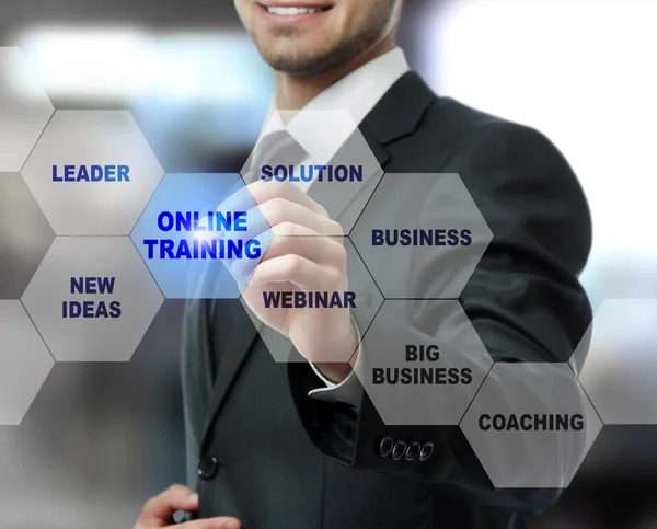 Homme d'affaires appuyant sur le bouton FORMATION EN LIGNE sur l'écran virtuel. Coaching d'entreprise et concept de technologie moderne . — Photo