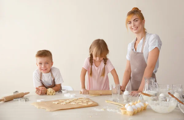 Mutter mit Kindern backt Kekse — Stockfoto