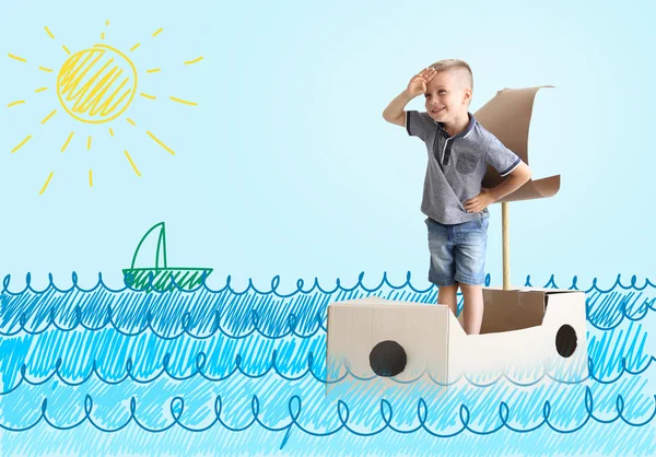 Malý chlapec hraje s karton lodí — Stock fotografie