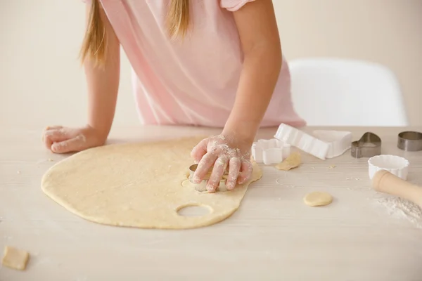 Küçük kız bisküvi yapmak — Stok fotoğraf