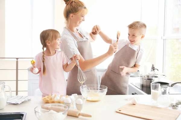 Mor och barn att göra degen — Stockfoto