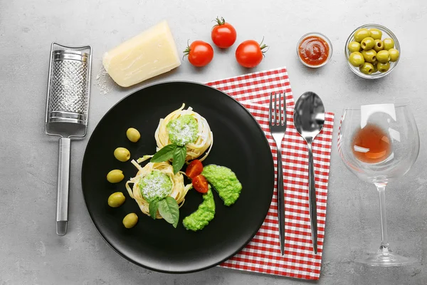 Köstliche Tagliatelle-Pasta mit Zutaten auf dem Tisch — Stockfoto
