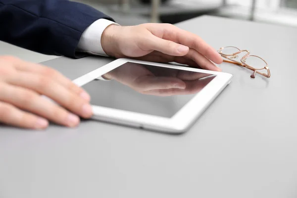 Empresário com tablet no cargo — Fotografia de Stock