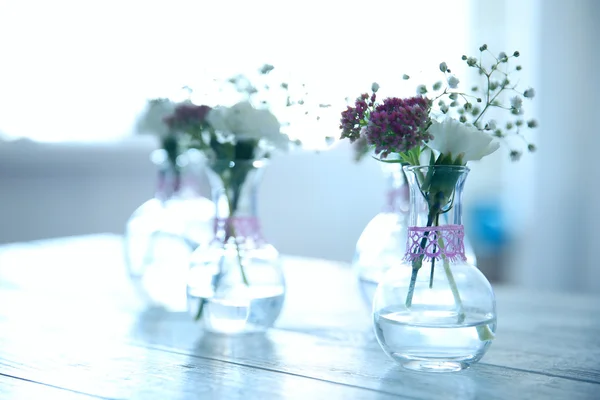 Mini vase en verre avec fleurs, gros plan — Photo