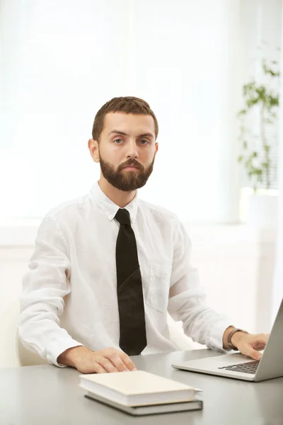 オフィスのノートパソコンで働くビジネスマン — ストック写真