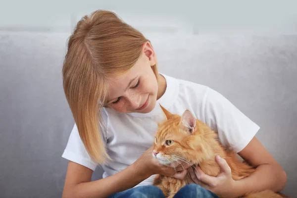 Mädchen mit roter flauschiger Katze — Stockfoto