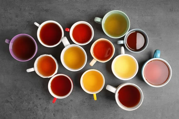 Tassen Tee auf dem Tisch, Draufsicht — Stockfoto