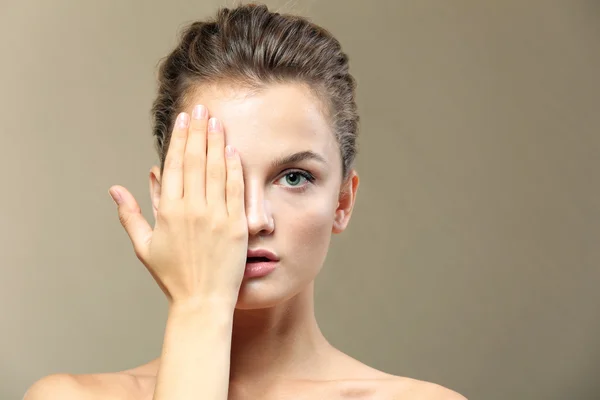 Schöne junge Frau — Stockfoto