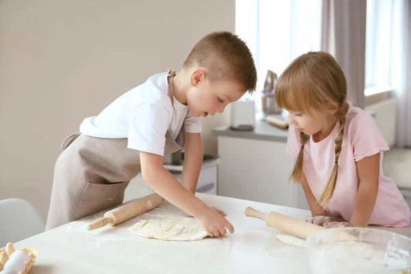 Kids making biscuits — Stock Photo, Image