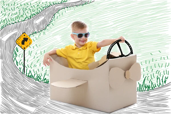 Küçük çocuk karton uçak ile oynamak — Stok fotoğraf