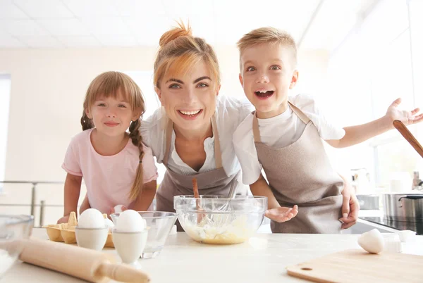 Mãe e filhos fazendo massa — Fotografia de Stock