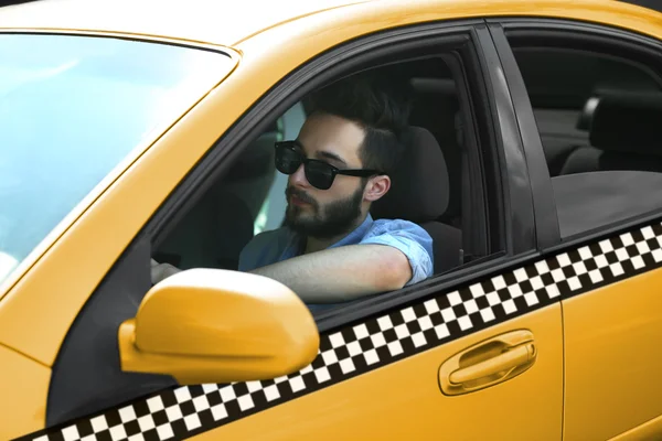 Młody Człowiek Siedzi Samochodzie Taxi Zbliżenie — Zdjęcie stockowe