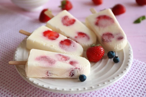 Sorvete de frutas saborosas — Fotografia de Stock