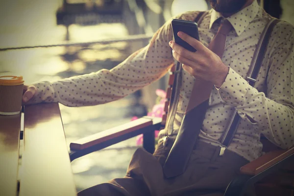 Biznesmen Mówi Przez Telefon Komórkowy Zewnątrz — Zdjęcie stockowe