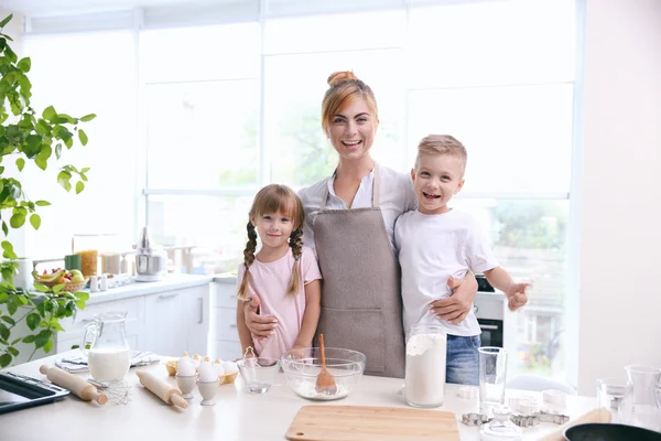 Mãe e filhos fazendo massa — Fotografia de Stock