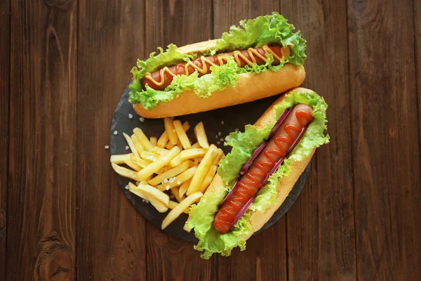 Hot Dog und Pommes — Stockfoto