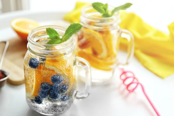 Agua refrescante con frutas —  Fotos de Stock
