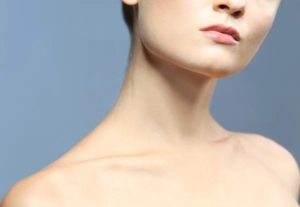 Vrouwelijke nek en lippen — Stockfoto