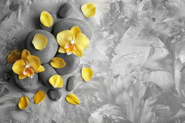 Pietre termali con fiori di orchidea — Foto Stock