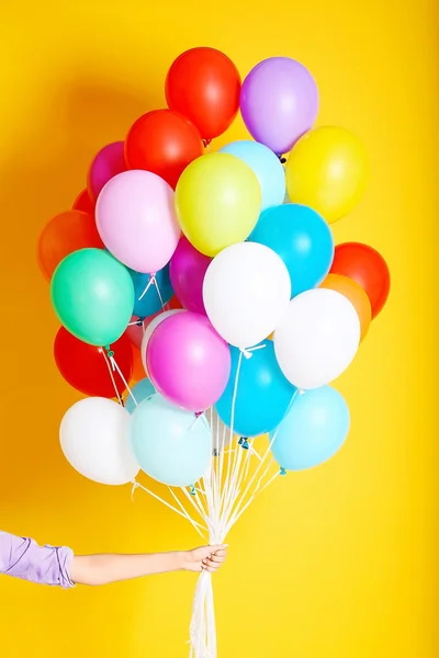 Mujer sosteniendo muchos globos de colores —  Fotos de Stock