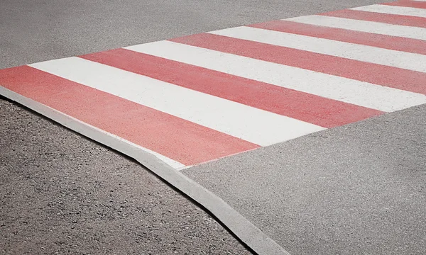 Пішохідний перехід з червоно-білим маркуванням — стокове фото