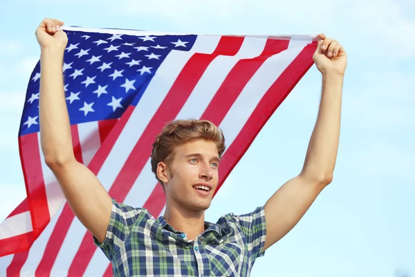 Jovem homem feliz com bandeira americana — Fotografia de Stock