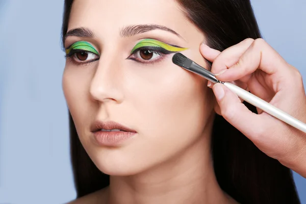 Maquillaje artista aplicación de maquillaje — Foto de Stock