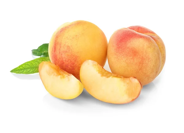 Saftige reife Pfirsiche isoliert auf weiß — Stockfoto