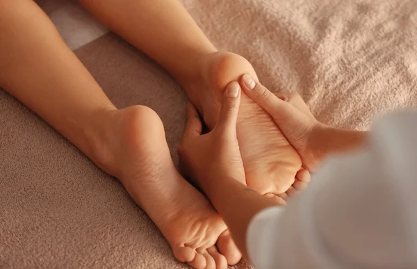 Fußmassage im Wellness-Salon — Stockfoto