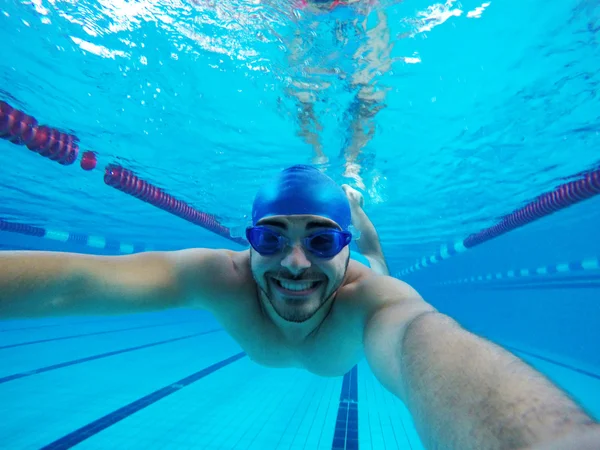 Jovem Nadando Debaixo Água Piscina — Fotografia de Stock
