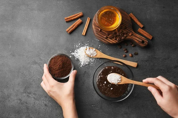 Mãos femininas fazendo máscara facial com ingredientes naturais em fundo cinza — Fotografia de Stock