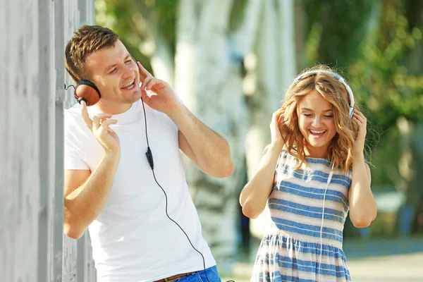 Szczęśliwi Przyjaciele Słuchający Muzyki Ulicy — Zdjęcie stockowe